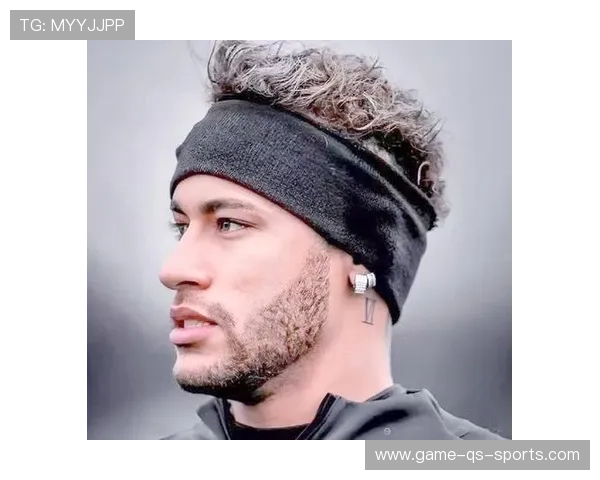 足球球星打底引领运动时尚潮流兼顾竞技与日常穿搭魅力