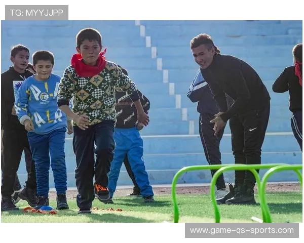 闺女成足球星父亲的骄傲足球梦与亲情的完美交织